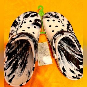Black and white marble Crocs: with 5 FREE jibbets. Mens sz 6/women’s sz 8.